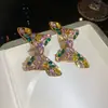 Conjunto de joias estilo vintage com um pingente de borboleta cravejado de diamantes, brincos de pérola e um colar delicado, exalando uma aura luxuosa e sofisticada