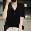 Moderna camiseta de punto de manga corta para mujer, color liso, cuello en V rizado, tres botones, elegante, de manga corta, adelgazante para el trabajo, algodón nuevo