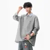 Sudadera tipo polo a rayas de estilo americano de dos piezas falsas para hombre, nueva y moderna de otoño, holgada, casual, gris, cuello camisero, manga larga