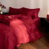 Conjunto de quatro peças bordado de alta qualidade com o símbolo da dupla felicidade para recém-casados, colcha de casamento vermelha, lençol de casamento, roupa de cama de alta qualidade e elegante