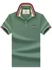 Camisa Polo masculina de manga curta estilo luxo com gola listrada em cor contrastante e bordado de pônei, adequada para o trajeto diário e para usar em ocasiões de negócios casuais.