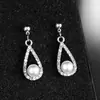 Brincos de Pérola com Zircônias em Formato de Flor Estilo Coreano de Luxo Leve para Mulheres, Tarraxas Elegantes e Versáteis, Atacado de Joias Yiwu