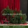 [Série de Natal] Plantas Verdes Simuladas Criam uma Atmosfera Natalina para Decorar Casas, Shoppings e Vitrines de Lojas de Roupas