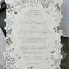 Convites de casamento em renda verde matcha estilo floresta, de formato irregular, com desenhos florais em relevo dourado, conjunto completo de convites de casamento