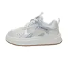 Zapatillas blancas para niñas 2026 verano-otoño de malla transpirable con suela gruesa antideslizante versátiles ligeras cómodas modelo nuevo para niños mayores