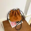 Bolso Cubo Versátil Simple con Borla Bolso de Hombro Casual de Nicho de Alta Gama Diseño con Textura de Gamuza Bolso de Mano de Gran Capacidad