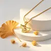 Sensación de Alta Gama, Hermoso y Único Colgante de Acero Titanio con Forma de Hoja de Ginkgo para Mujer, Diseño de Nicho, Accesorio de Moda y Versátil
