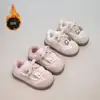 Zapatos de Felpa de Invierno para Niñas Zapatos de Algodón para Niños 2026 Nuevo Estilo Doble Algodón Cálidos Zapatos de Princesa Suela Suave para Bebé Zapatos de Entrenamiento Alemanes