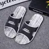 Venda Direta de Fábrica Transfronteiriça Chinelos Masculinos de Verão Antiderrapantes Massageadores Chinelos Modernos Chinelos para Banheiro Chuveiro Sapatos para Dormitório Jovem