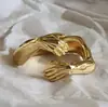 Mão segurando anel de junta mãos de amor anel abraçando anel joia transfronteiriça Aberto feminino anel de prata tailandesa atacado