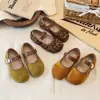 Sapatos de couro femininos estilo coreano, novo modelo primavera e outono 2026, sapatos單 de camurça macia para crianças com estampa de leopardo, sapatos de princesa para atividades ao ar livre para meninas