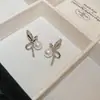 "Abalorio Floral de Perla" aretes de botón florales vintage con circonita y perla, aretes de lujo ligero de alta gama con un diseño único, aretes de nicho