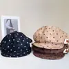 Gorra de Peluche con Lunares Estilo Retro para Mujer, Versátil Gorra de Boina Moda Otoñal Estilo Británico con Parche de Conejo, Gorra Octogonal de Moda