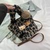 Bolso Pequeño Peludo con Estampado de Leopardo Súper Moderno para Mujer 2026 Nuevo Otoño e Invierno Versátil Bolso Cruzado Bolso de Mano Bolso Cubo Peludo