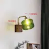 Lámpara de pared para mesita de noche estilo mid-century, adecuada para dormitorios, salas de estar y paredes de acento; Diseño de lujo ligero, estilo francés; madera de nogal, latón y vidrio; ideal para recibidores y pasillos