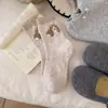 Meias de Lã de Ovelha para Cachorros de Mulheres Estilo Coreano Estilo Universitário Meias Fofas de Cão com Fios Empilhados Combinação de Cores Meias de Cano Médio Quentes Engrossadas Outono e Inverno