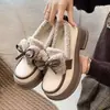 Sapatos de couro femininos com sola grossa para aumentar a altura, novo estilo inverno 2026, mocassins versáteis de pelúcia com laço