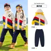 Chaquetas y Conjuntos Exteriores Personalizados para Niños, Conjuntos Exteriores de Tres Piezas para Otoño e Invierno, Uniformes Escolares Primarios, Uniformes de Clase, Uniformes de Jardín de Infancia