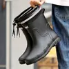 Nuevas botas de lluvia de invierno para hombre, engrosadas y forradas de polar, de media pantorrilla, impermeables, antideslizantes, resistentes al desgaste, cálidas, adecuadas para pescar, trabajo en la cocina y uso general