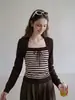 Blusa de punto de dos piezas falsas con corbata de lazo a rayas de color contrastante para mujer, nuevo diseño de otoño ajustado con una estética impresionante
