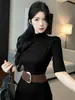 Vestido Meia-Gola Preto de Manga Média para Mulheres no Outono, Saia Afina a Cintura, Estilo Irmã Real, Curta Justa ao Corpo que Molda o Quadril