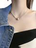 Collar con colgante de bola dorada de acero de titanio y hueso de serpiente para mujer, estilo frío, diseño de nicho simple, cadena de suéter con clavícula de moda.
