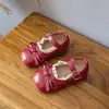 Sapatos Pequenos de Couro para Meninas 2026 Primavera/Outono Novo Estilo Versão Coreana Sapatos Versáteis com Laço de Princesa Solado Macio Sapatos Casuais Simples Mocassins