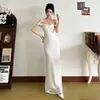 Sexy y romántico, este elegante vestido presenta un camisón de encaje forrado, un escote cuadrado y una silueta ajustada que acentúa las caderas, lo que lo hace perfecto para el verano.
