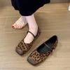 Zapatos de tacón bajo de un solo color con estampado de leopardo estilo francés para mujer, nuevos mocasines elegantes de gamuza Otoño 2025, zapatos Mary Jane de suela plana para uso en exteriores