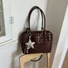 Bolso de motociclista moderno con tachuelas para mujer, nuevo modelo 2026, bolso versátil de hombro en forma de estrella, gran capacidad, bolso de hombro versátil para el día a día