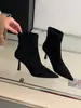 Primeiro Encontro com as Botas Curtas Elegantes e Sensuais de Camurça com Salto Alto Fino e Bico Fino Estilo Jovem Maduro