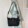 Bolsa de ombro de camurça vintage 2026 novo modelo, bolsa transversal versátil de nicho para o dia a dia com alça de ombro de corda torcida, bolsa de axila com toque de alta qualidade