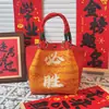Design de Nicho Bolsa de Mão Vermelha com Padrão para Casamento Bolsa de Presente Festiva em Lona Saco de Balde de Mão com Estampa de Natal Ano Novo