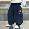 2201 Calças Infantis Primavera e Outono 2026 Novo Estilo Streetwear Cool Calças Esportivas para Meninos Pequenos Calças Longas de Outono Calças de Moletom Infantis