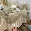Estilo ins, lindo y femenino, juego de ropa de cama de terciopelo de leche de invierno de grado A, que incluye una funda de edredón gruesa de forro polar de coral y un juego de sábanas de tres piezas