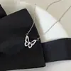 Colar Borboleta Vazada de Diamante Feminino Fashion Elegante Estilo Frio Corrente de Clavícula Elegante Romântico Simples Corrente de Lã