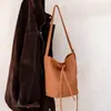 Fabricante de bolsas femininas de couro genuíno de Guangzhou, bolsa tipo balde de couro bovino de camada superior tecida à mão, pedidos mistos personalizados em pequenos lotes