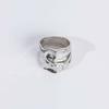 Anillo de acero inoxidable con diseño de martillo grande y diseño único y simple con apertura de estilo europeo y americano. Anillo de acero de titanio con nicho de estilo moderno.
