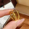 El Mismo Estilo que el Usado en Joyerías, el Método Antiguo de Artesanía Crea un Deslumbrante Efecto Triturado de Hielo. La Versión Estrecha del Anillo es Duradera y No se Desvanece Fácilmente. El diseño cerrado añade un toque de elegancia y es un accesorio de lujo ligero.. la Versión Ancha del Anillo es Adecuada para el Dedo Índice