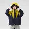 Wind Valley 2026 Outono Novo Estilo Outdoor Jaqueta Corta-vento Infantil Color Block, Jaqueta com Capuz à Prova de Vento Estilosa para Meninos, Tendência