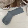 Meias Femininas Outono e Inverno Tingimento Fixo 8 Cores Meias de Comprimento Médio Listras Largas Meias Coloridas Giratórias Listras Verticais Estilo Japonês Ins Coreano Casual Meias Empilhadas Algodão
