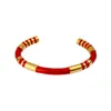 Elegante Pulsera Brazalete Negra y Dorada para Hombre Diseño de Brazalete Elegante y Moderno con Acentos Chapados en Oro Construcción Duradera de Aleación Joyería de Moda para Ocasiones Casuales y Formales Accesorio Listo para Regalar