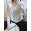 Camiseta de base listrada color-blocking com botões de concha, top com decote V para mulheres, primavera e outono, roupa íntima macia e amiga da pele, modelagem que afina, ombros normais, camiseta de manga longa