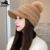 Nova Touca de Baseball Tricotada Estilo Coreano de Inverno para Mulheres com Patchwork Listrado, Fio Brilhante, Pom-Pom, Touca Quente com Abas para Orelhas