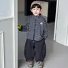 Conjunto de Peluche para Niños Otoño Invierno 2026 Estilo Coreano Chico Genial Chaqueta a Rayas Pantalones Conjunto de Tres Piezas