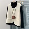 Foto real de un chaleco de punto de alta gama para mujer, con un diseño minimalista y chic de estilo francés, perfecto para llevar sobre una chaqueta de traje o como prenda exterior.