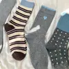 Calcetines de Otoño e Invierno para Mujer hasta la Pantorrilla Estilo Coreano Ins Versátiles de Lunares Color Gris Azul Bloque de Color Retro Calcetines Arrugados Calcetas Zhuji