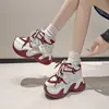 Zapatos de papá clásicos versátiles de suela gruesa que aumentan la altura para mujer, zapatillas de malla transpirables de moda para personas bajitas, otoño 2026