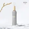 Paraguas manual de tres pliegues con 16 varillas y mango de madera maciza, color liso, con recubrimiento negro para protección solar, apto tanto para días soleados como lluviosos, disponible en stock y se puede imprimir con logo