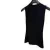 Top Regata Gola Alta Preto Slim-Fit + Saia Midi Fluida Estilo Cauda de Peixe em Seda de Cobre Minimalista para um Look Elegante e que Afina a Silhueta - Estilo Old Money